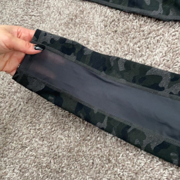 Women’s size small Fabletics Camo Leggings with mesh paneling and pockets - Picture 4 of 4